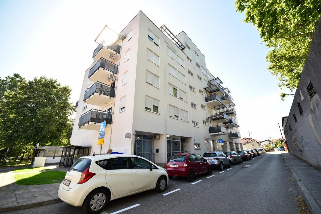 Block Apartment Park With Private Garage Parking Zagreb Exterior foto